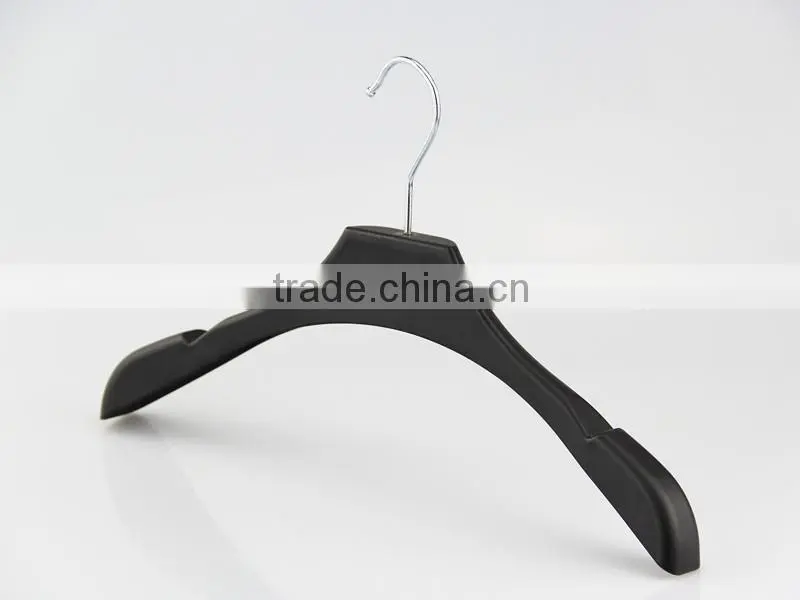 IMY-476 black non-slip plastic hanger for wholesale