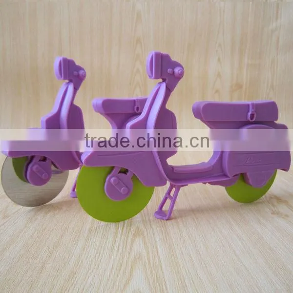 Top quality promotion gift products plastic pizza cutter