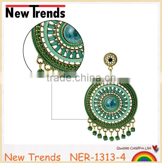Fancy design gold earring with crystal and small plastic beads