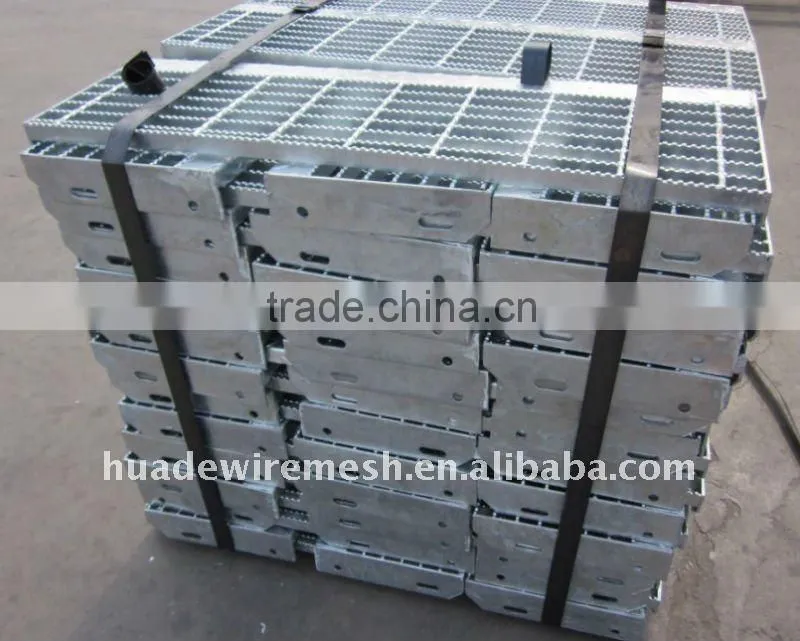 Serrated steel grating