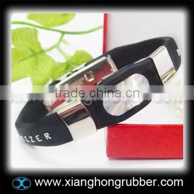 Latest design silicone bracelet with stainless steel accessoire