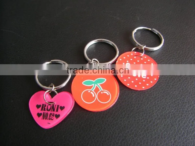 Fashion custom logo plastic rubber key chain