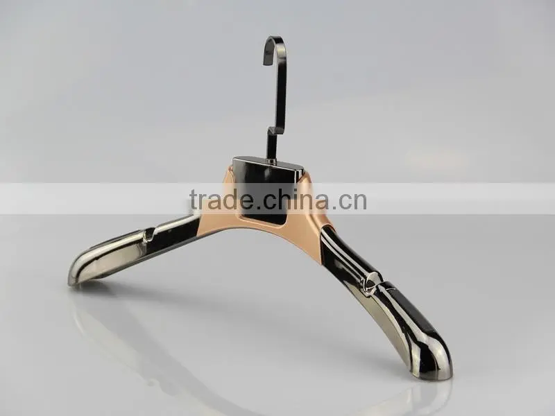 2016 fashion plastic electronic plated hanger with antislip notch