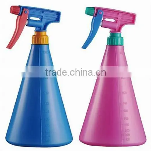 Plastic trigger spray bottle