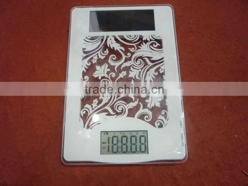 Glass kitchen scale with solar power