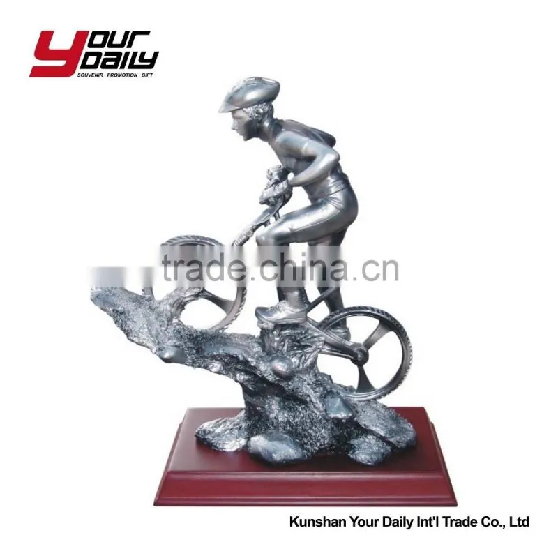 Top quality lovely groom and bride figurines hand paint resin wedding cake topper