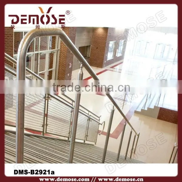 White baclony grill railing