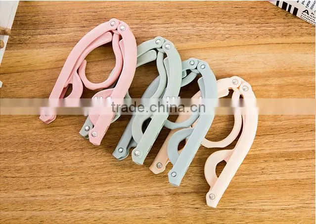 Hot selling plastic foldable travel home clothes hanger with anti-slip grooves