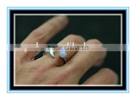 2016 fashion design Crescent Moon with genuine vintage fire opal stone Ring Yiwu wholesale