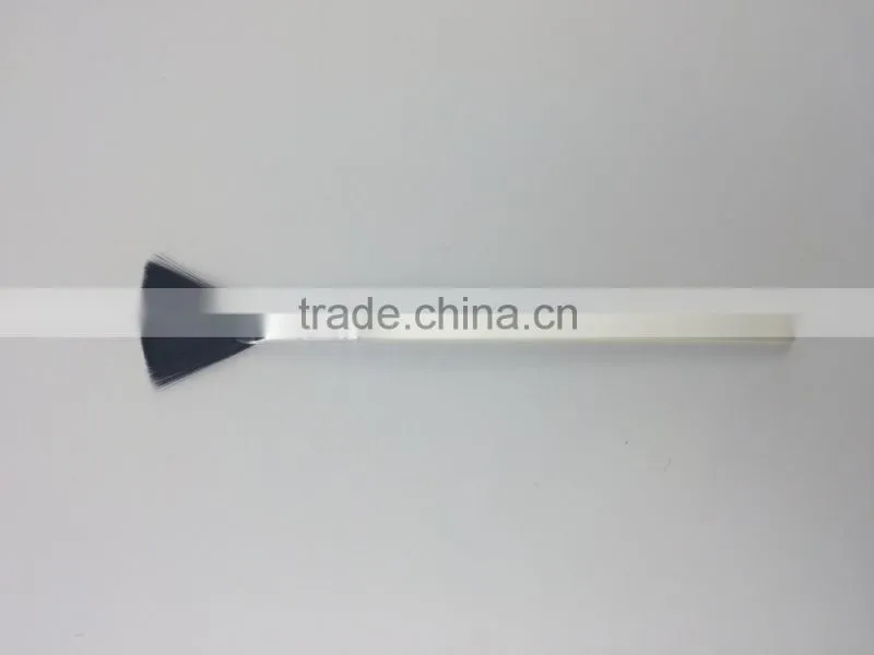 Best price! Durable white Handle facial use fan shape powder brush with advantage black nylon hair