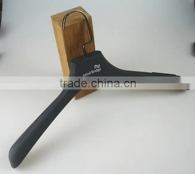 IMY-529 black jacket rubber hangers for wholesale
