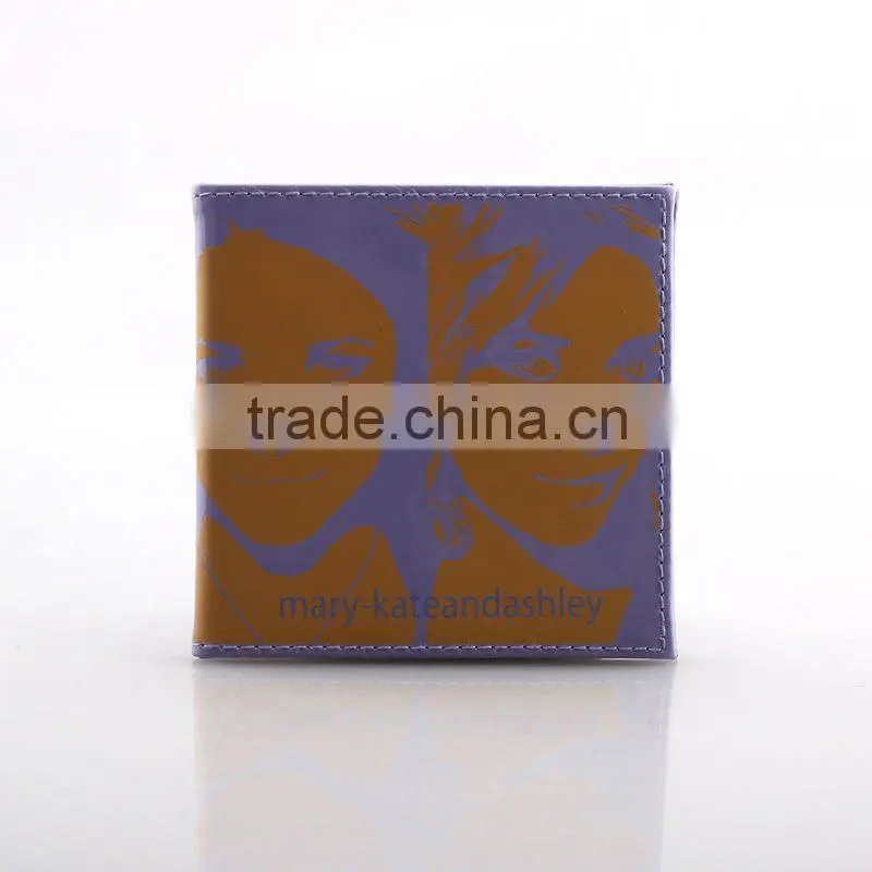 With magnet closure pocket mirror