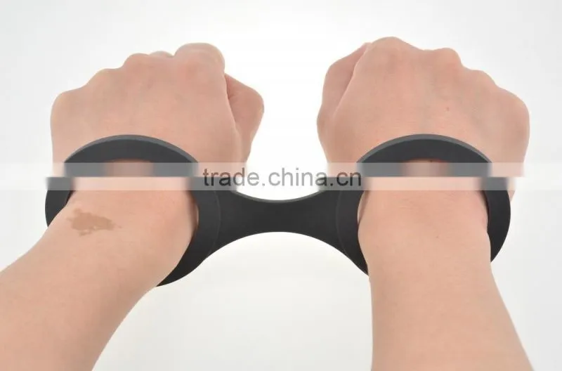 2016 Food grade silicone black and sex toy handcuff for women and man