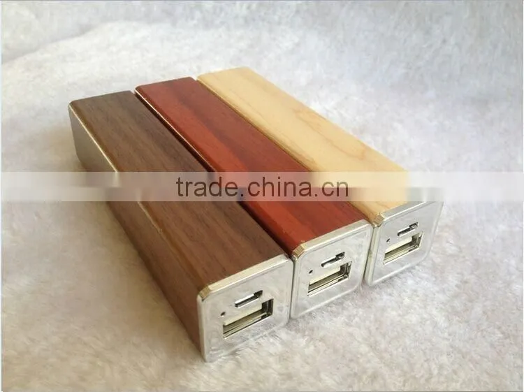 Wooden material cylindrical shape 2600mAh mobile powerbank charger with laser engraving logo as premium promotion gift