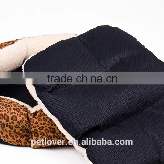 Comfortable circular pet bed for dog and cat