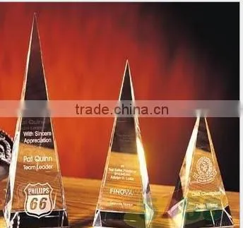 2016 wholesale natural rock crystal pyramid for parperweight