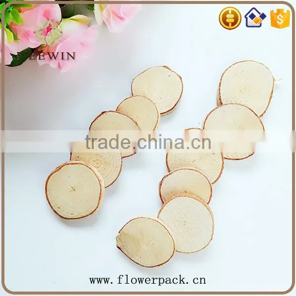 The round plate is a series of natural flower-bark engraving