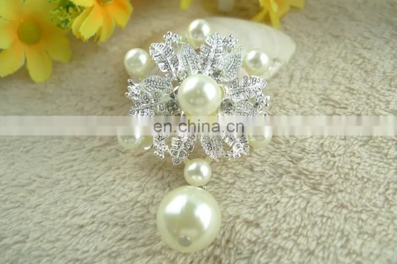 Cheap wholesale rhinestones brooch for wedding invitations