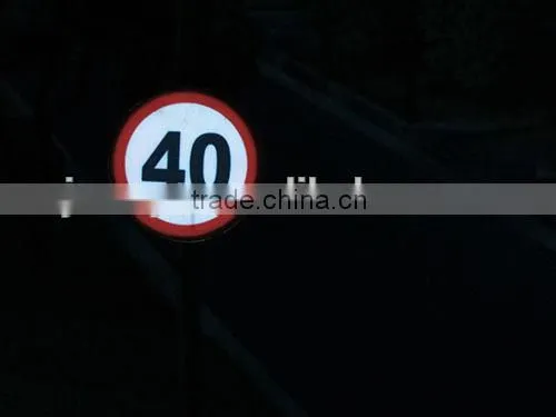 EL speed limit signs in road