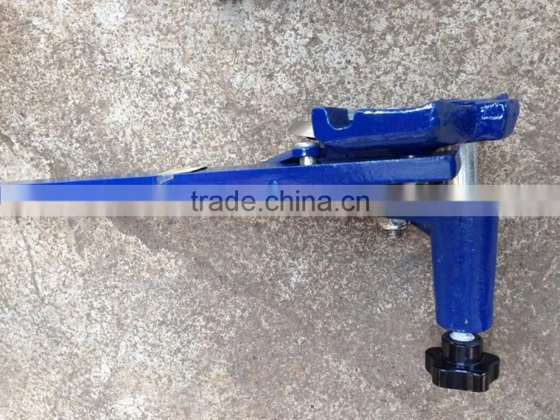 Forged steel labor-saving drum deheader with ergonomic handle for 30 to 55 gallon industrial steel drum