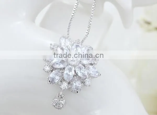 Fashion Delicate AAA Grade Zircon Flower Shaped Pendant Necklaces Wholesale