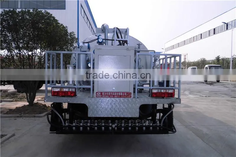 Dongfeng 6000L mini bitumen distributor truck
