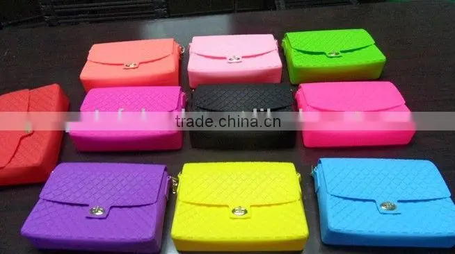 Round shaped button and metal chain silicone bag