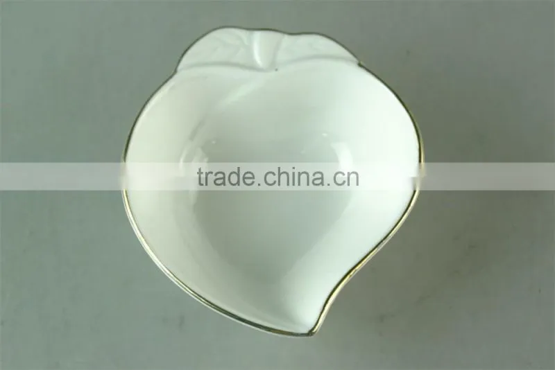At fire sale prices beautiful Gold edge peach-shaped super white ceramic dinner dish for restaurant,ceramic dishes for wholesale