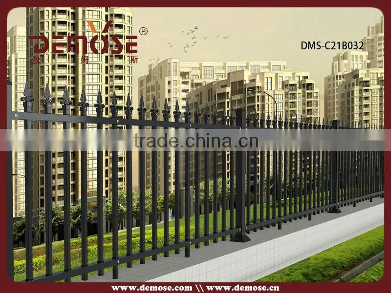 moderen backyard metal fence design