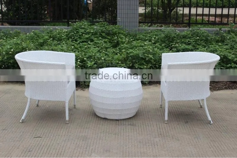 4296 White elegant coffee table and chairs