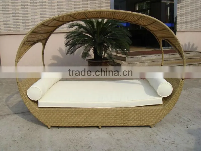 Rattan daybed with canopy