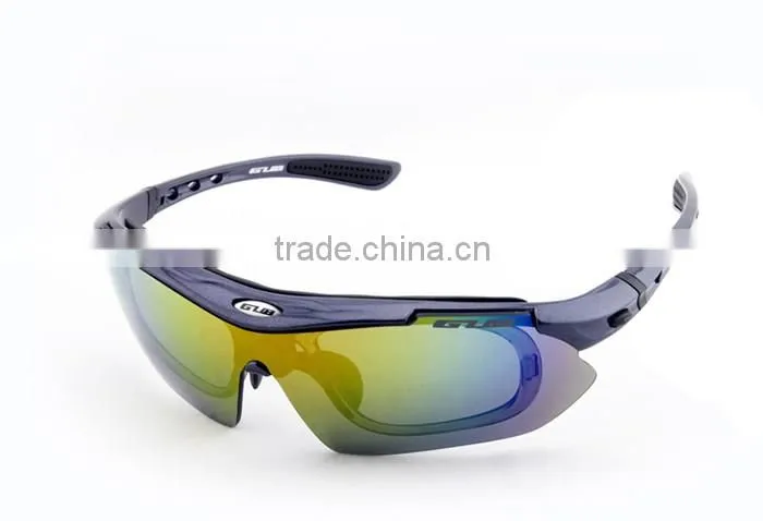 Robot modeling sport ski goggles