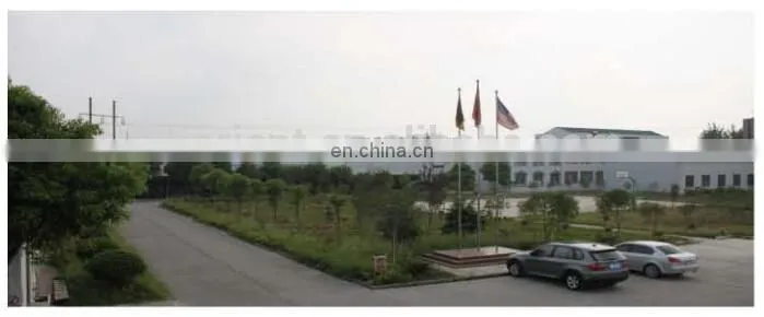 Customized colorful disposable no woven / PP table cloth free size for house hold use or restaurant