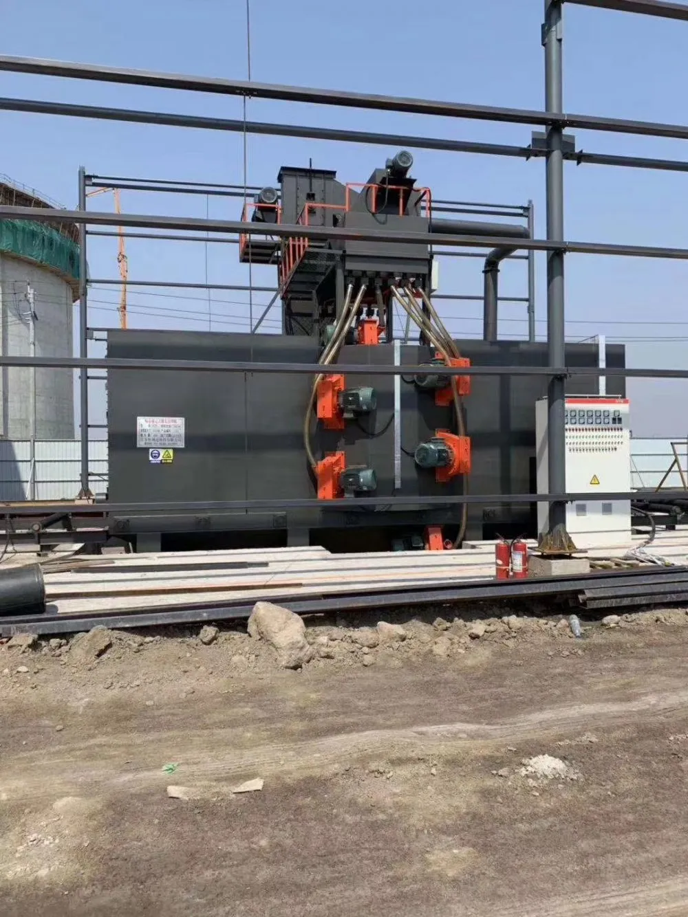 What are the components of a roller conveyor rust removal machine?
