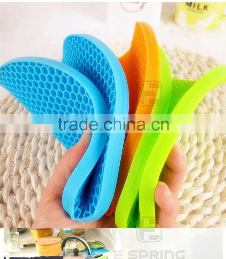Cute non-slip kitchen utensils silicone hot pot pad
