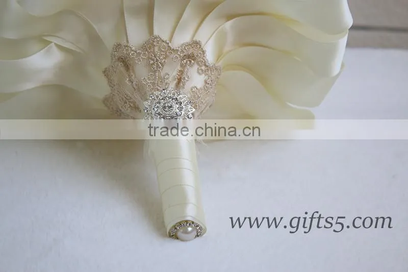 High quality luxurious winter wedding bouquets with purple brooches decoration