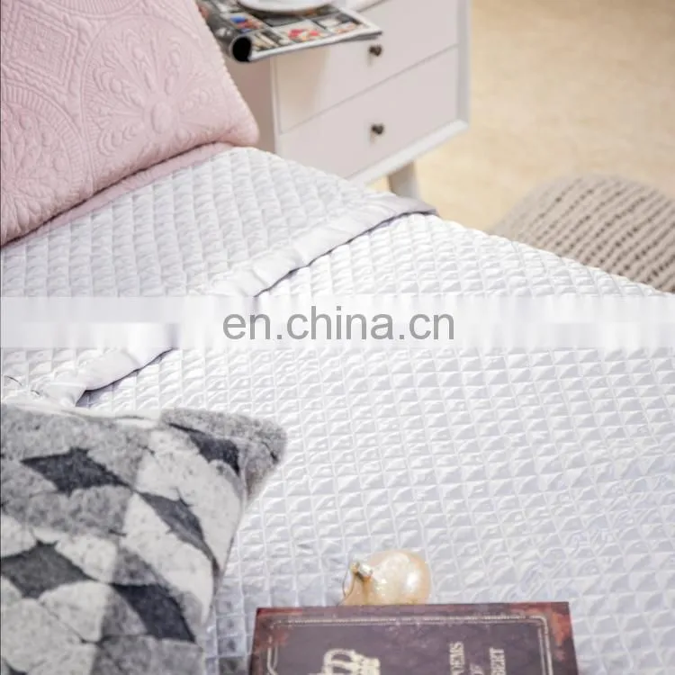 Home Fashion Design Lightweight Breathable Geometric Hypoallergenic square pattern Satin Stylish Microfiber Bedding quilt set