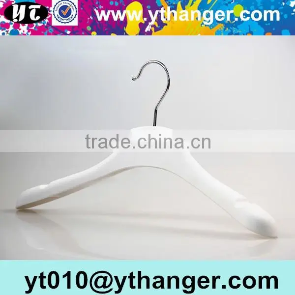 YY0445 white rubber coated plastic hanger for brand shops rubber clothes hanger