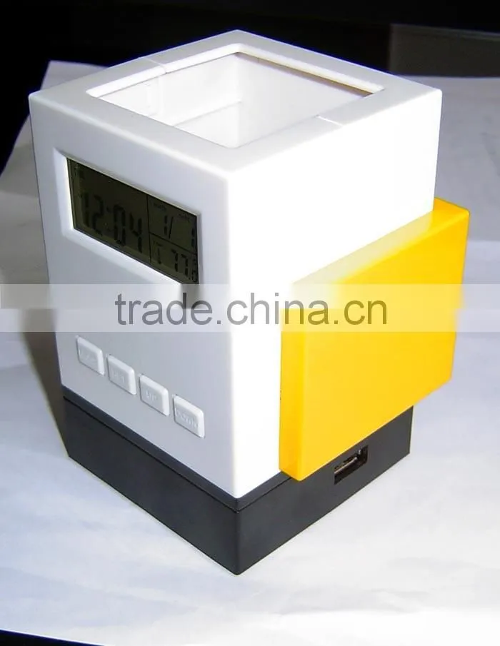 High Speed Mini 4 Port USB 2.0 Hub USB Port ON The Desk