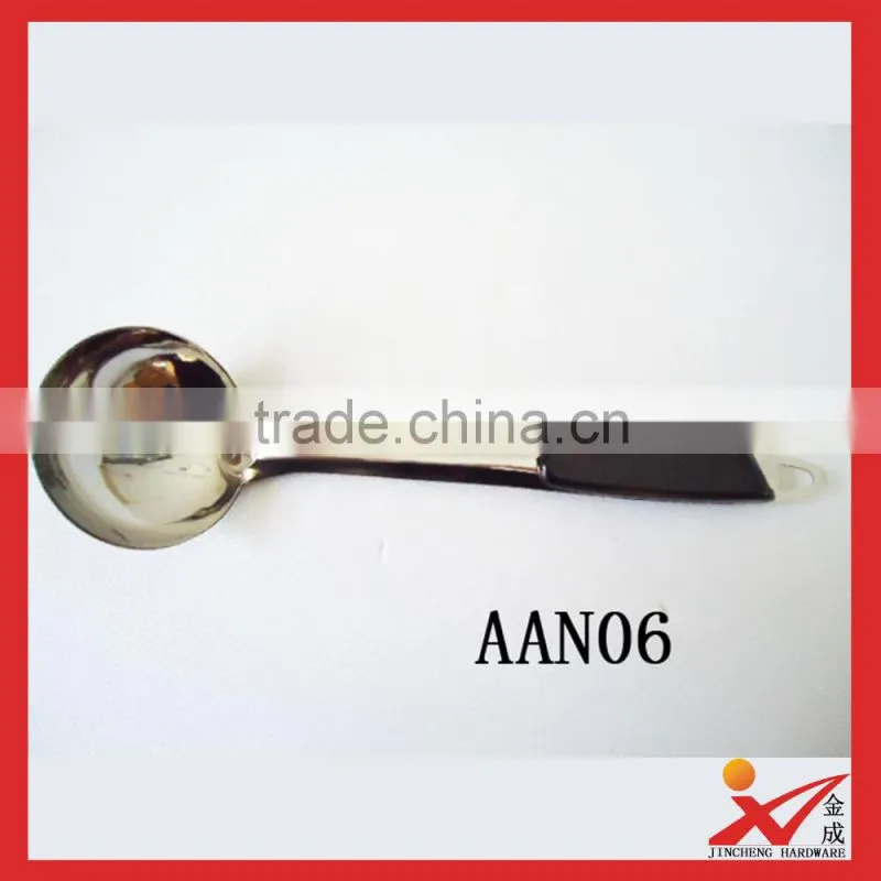 Factory wholesale stainless steel kitchen ware plastic hander big soup spoon