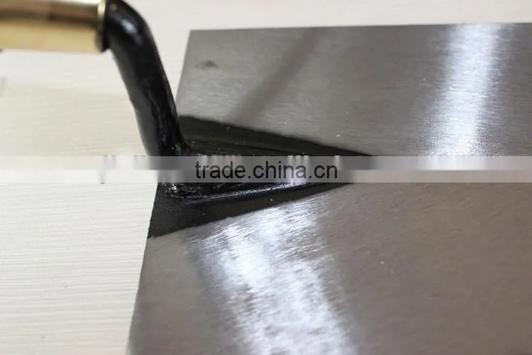 Bricklaying trowel with carbon steel blade