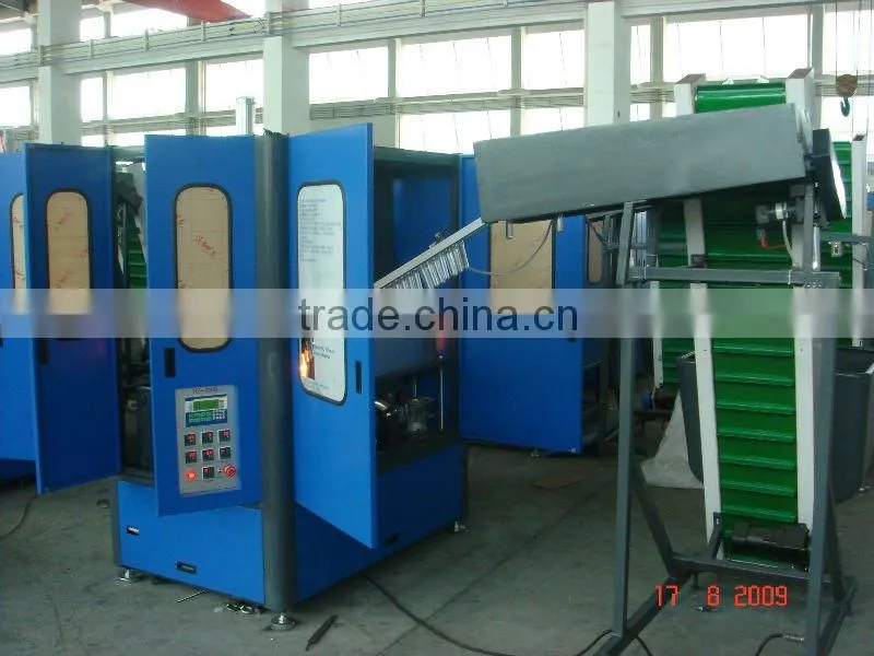 Automatic lineal PET blow moulding machine