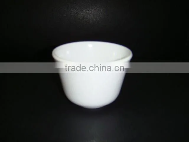 White round melamine saucer with logo inside