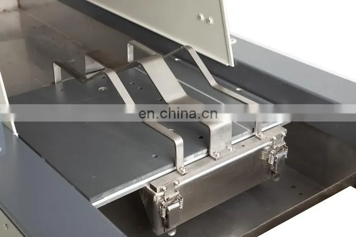 Asphalt mixture cutting machine for specimen bending test