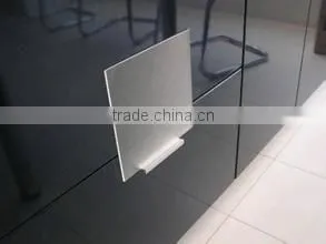 Decorative low iron glass with good transmittance