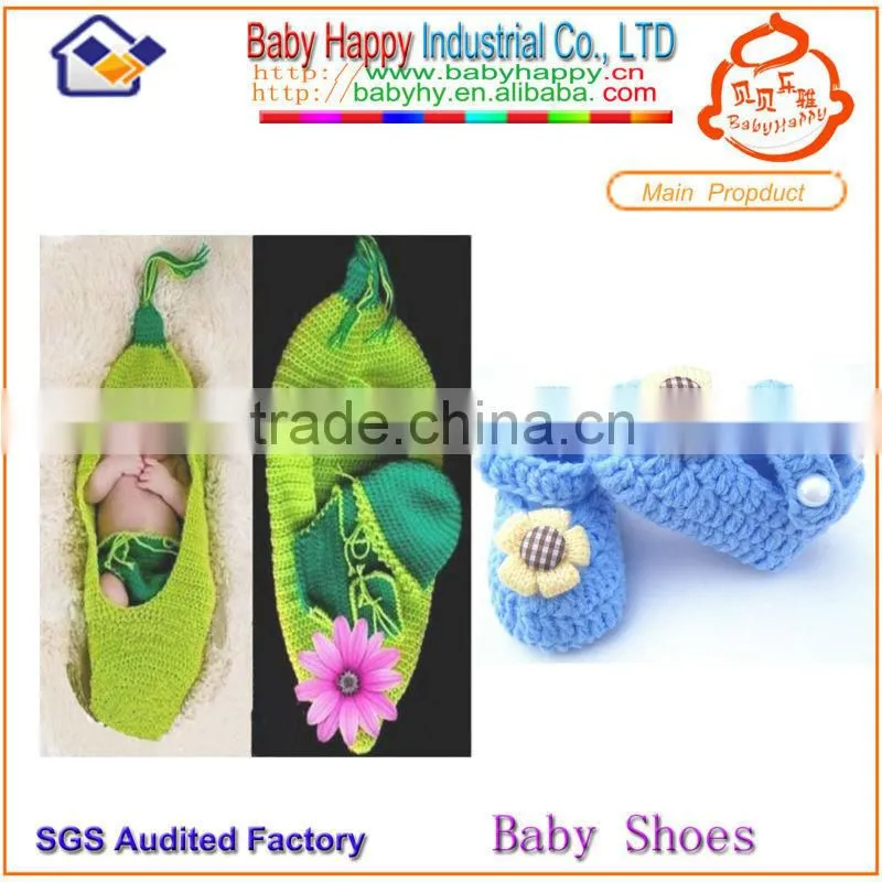 knit shoes upper and woolen hat