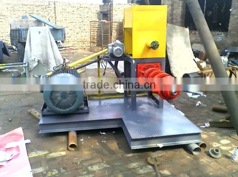 Sold worldwide in stock chicken feed pellet machine