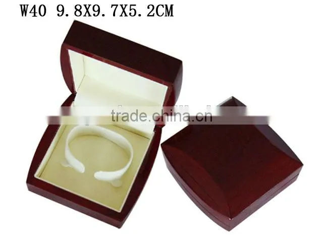 W39 Glossy Finish Wooden Jewelry Pendant Box
