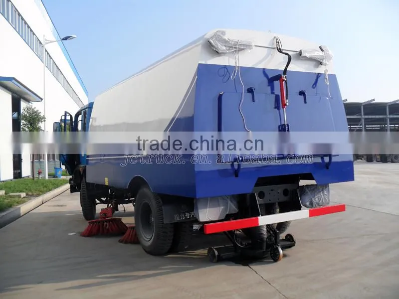 vacuum road sweeper truck with sweeping brushes