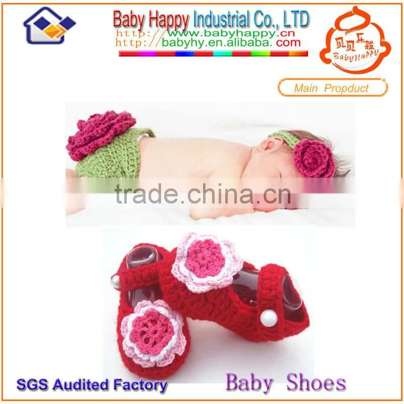 knit shoes upper and woolen hat